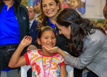 Gabriela de Bukele entrega 1,200 aparatos auditivos en CIFCO