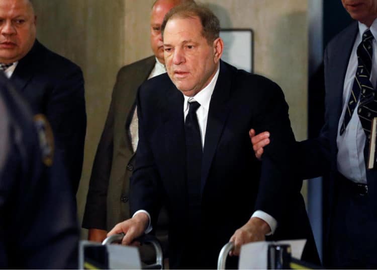 El productor de cine Harvey Weinstein fue acusado de violación al comenzar su juicio en Nueva York