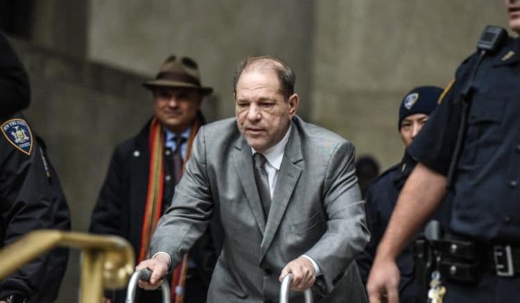 Fiscalía de New York retrata a exproductor de cine Harvey Weinstein como ‘monstruo depredador’