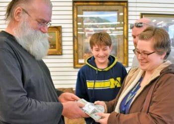 (VIDEO) Compra un sofá de segunda mano y descubre 43.000 dólares adentro y regresa el dinero