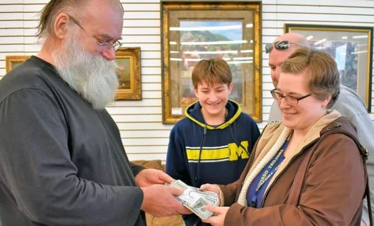 (VIDEO) Compra un sofá de segunda mano y descubre 43.000 dólares adentro y regresa el dinero