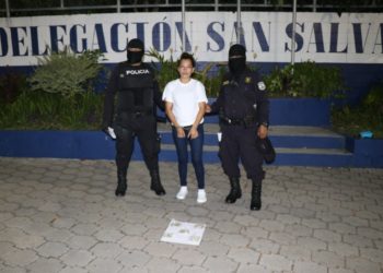 Capturan a mujer que colaboraba con pandilleros a extorsionar comerciantes en el centro de San Salvador