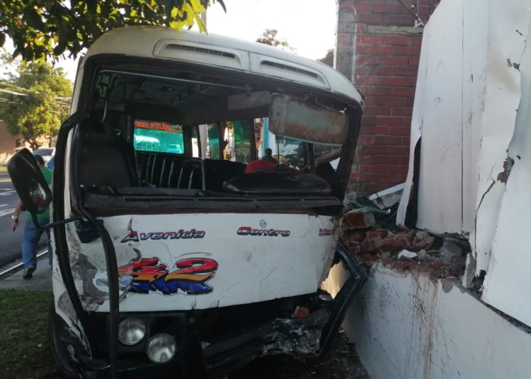 Tres personas lesionadas deja accidente de tránsito en Santa Tecla