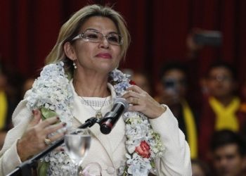 Presidenta interina de Bolivia pide la renuncia a todo su gabinete