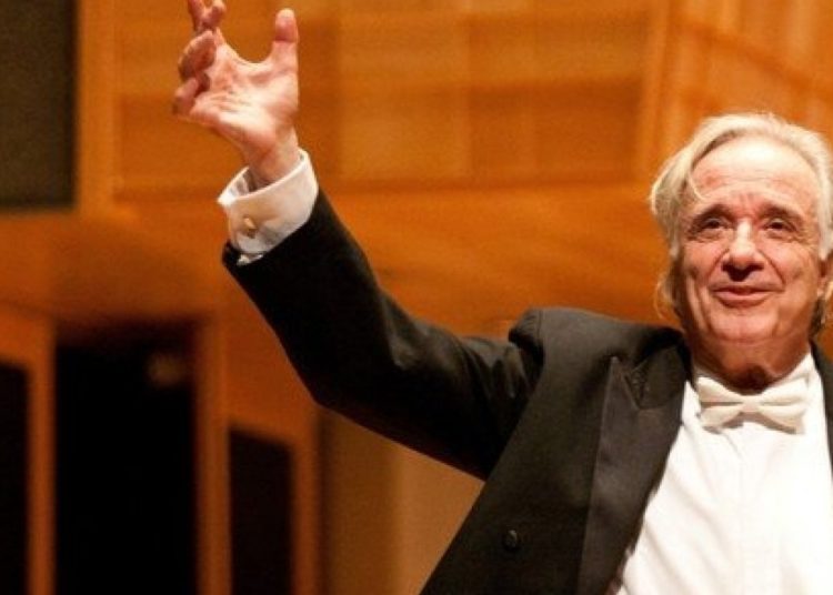 (VIDEO) Músico brasileño vuelve a tocar el piano 21 años después gracias a unos guantes biónicos