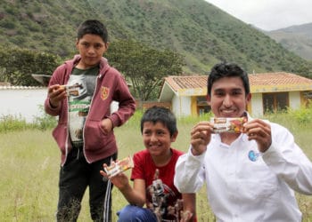 Peruano que padeció anemia cuando niño, crea galleta que combate la desnutrición infantil y gana concurso