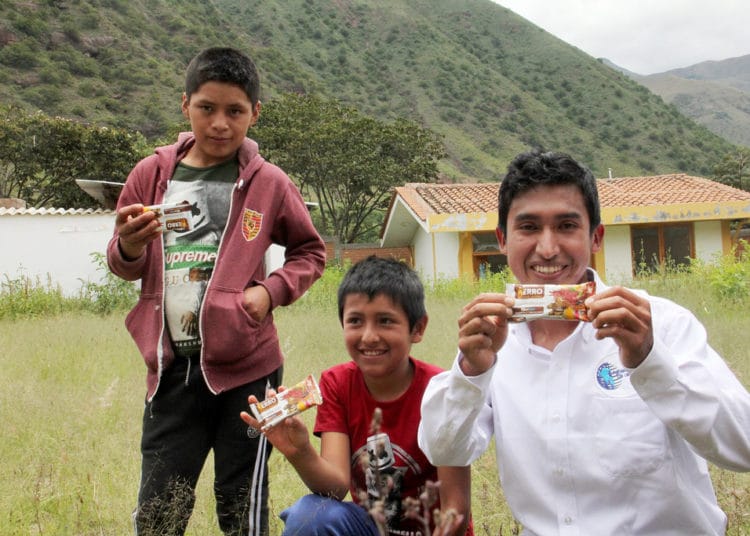 Peruano que padeció anemia cuando niño, crea galleta que combate la desnutrición infantil y gana concurso