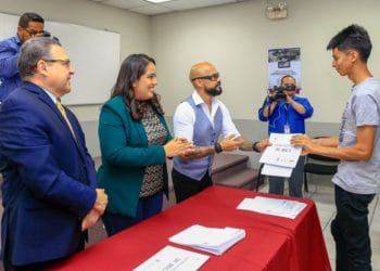 Entregan 50 becas a jóvenes para estudiar carreras técnicas