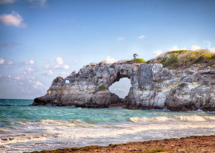 Sismo en Puerto Rico derrumba emblemática ‘ Ventana del Caribe’