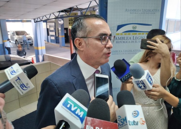 “TSE requiere de los fondos necesarios para voto en el exterior”, dice magistrado Orellana