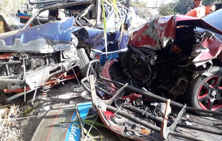 Aparatoso accidente de tránsito deja seis lesionados en Soyapango
