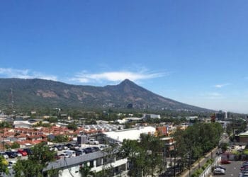 Frente frío comenzaría a debilitarse la tarde este miércoles, pero los vientos se mantienen