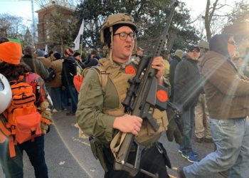 (VIDEO) Miles de manifestantes marchan en la capital de Virginia por el derecho a poseer armas