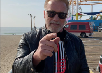 Schwarzenegger publica una foto con Clint Eastwood desafiando a sus seguidores