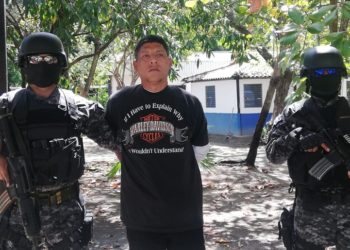 En aeropuerto Monseñor Romero, capturan a sujeto que habría ordenado asesinato de policías