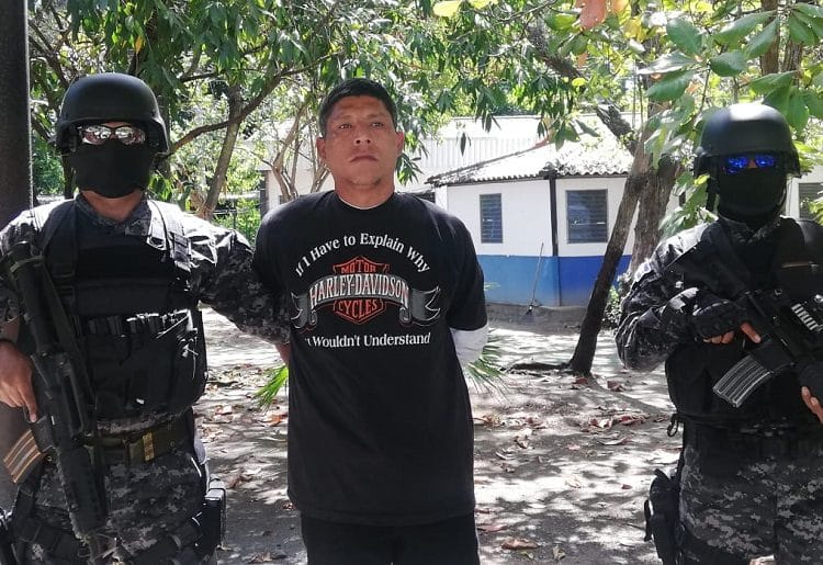 En aeropuerto Monseñor Romero, capturan a sujeto que habría ordenado asesinato de policías