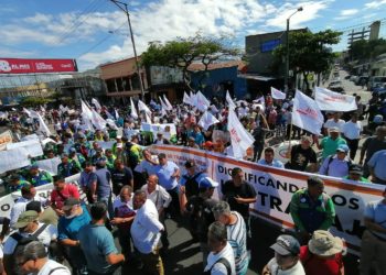 Sindicalistas municipales protestan frente alcaldía de San Salvador
