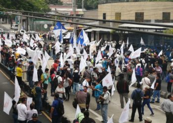 Sindicalistas protestan frente a la alcaldía de San Salvador