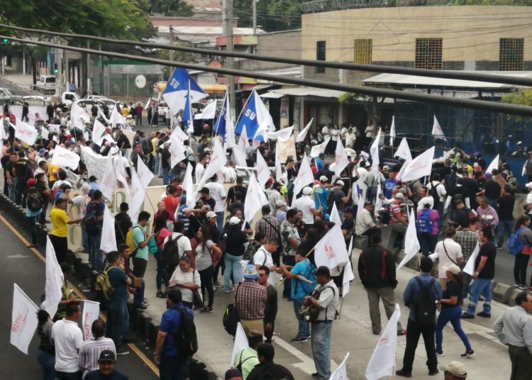 Sindicalistas protestan frente a la alcaldía de San Salvador
