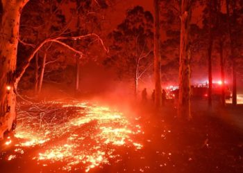 (VIDEO) El impresionante vuelo a través del cielo de fuego en Australia