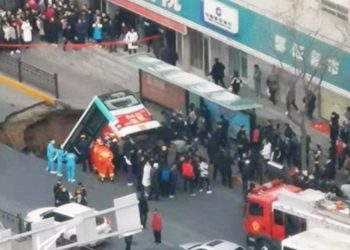 (VIDEO) Gigantesco agujero ‘se traga’ un autobús y deja al menos seis muertos en China