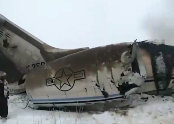 Talibanes y tropas afganas combaten por el control de los restos del avión militar de EE.UU. que se estrelló