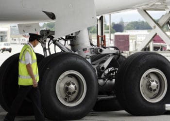 Descubren a niño sin vida en el tren de aterrizaje de un avión en París