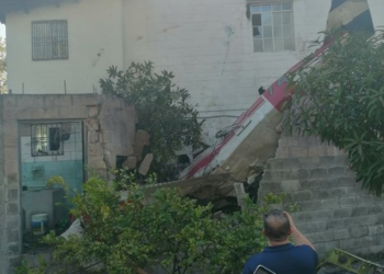 IMÁGENES | Mueren dos pilotos de la FAES al estrellarse avioneta contra vivienda en Bosques de La Paz, Ilopango