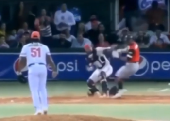 (VIDEO) Beisbolista atacó a batazos a un rival y desató una batalla campal en Venezuela