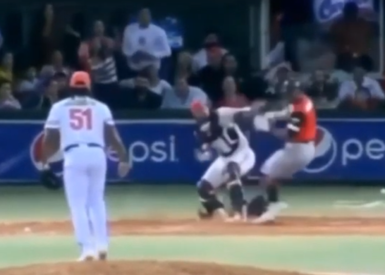 (VIDEO) Beisbolista atacó a batazos a un rival y desató una batalla campal en Venezuela