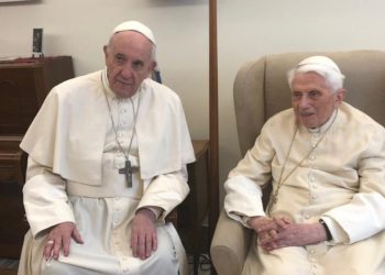 El papa emérito Benedicto XVI retiró su firma del libro sobre el celibato, dijo fue manipulado