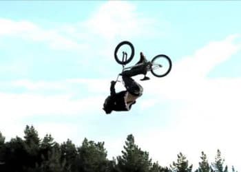 (VIDEO) Fracasa al hacer un arriesgado salto con su bicicleta, pero su reacción conquista a todos