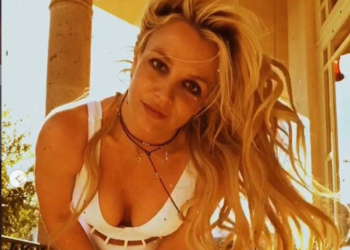Britney Spear seduce con sensuales poses de yoga