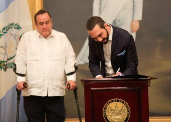 Presidentes de El Salvador y Guatemala firman acuerdo para que vuelos entre ambos países sean considerados domésticos