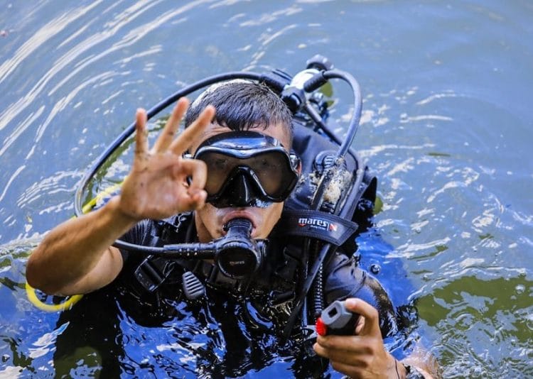 Buzos de la Fuerza Naval inspeccionan planta Las Pavas para mejorar agua de San Salvador