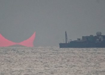 FOTO: Los ‘cuernos del diablo’ emergen sobre el golfo Pérsico y enloquecen a la Red