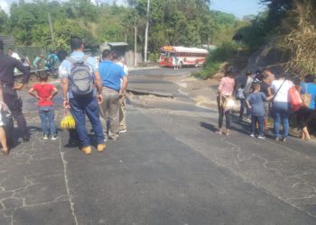 Ruptura de tubería de agua potable obliga al cierre de calle a Mariona