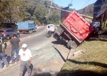 Camión de volteo derriba poste del tendido eléctrico en carretera Los Chorros