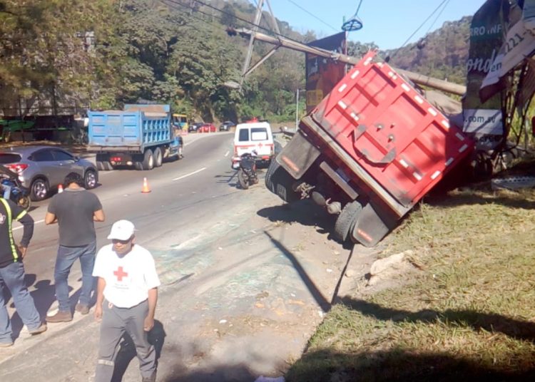 Camión de volteo derriba poste del tendido eléctrico en carretera Los Chorros