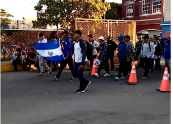 Guatemala registra la llegada de 45 migrantes salvadoreños que cruzaron frontera de La Hachadura