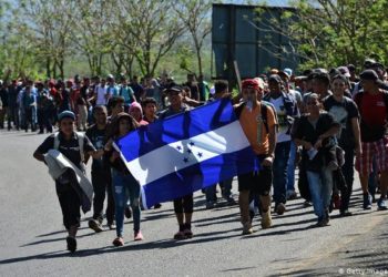 Guatemala y México acuerdan frenar caravana de migrantes hondureños que buscan llegar a EE.UU.