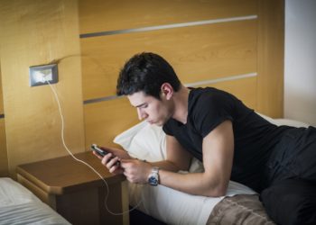 Dormir con el celular cargando cerca de la cama podría ocasionar descarga eléctrica