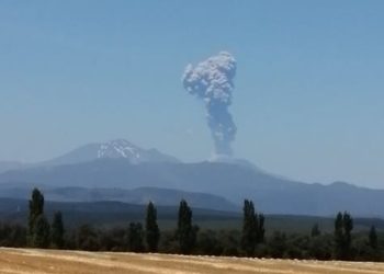 (VIDEO) Alerta naranja por la explosión del volcán Chillán en Chile