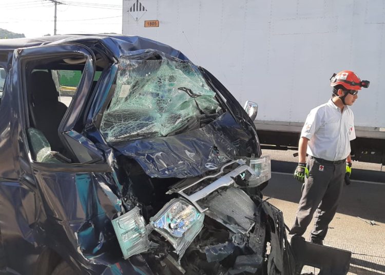 Choque de microbús y autobús deja un lesionado en Santa Tecla