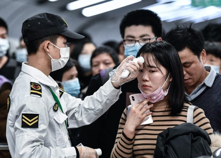 Expertos de salud : El coronavirus puede infectar desde una distancia de 2 metros y a través de los ojos