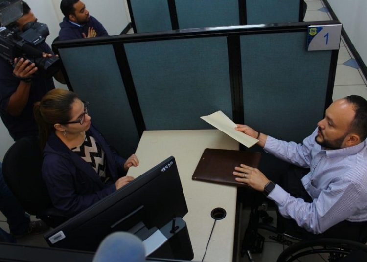 Diputado Reyes pide a FGR investigar a empresarios del transporte público por posible estafa al Estado