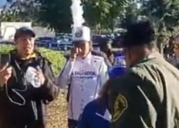 «El Salvador, grande como su gente», manda a sacar con la policía en pleno Desfile de las Rosas a un integrante que denunció abusos de los organizadores