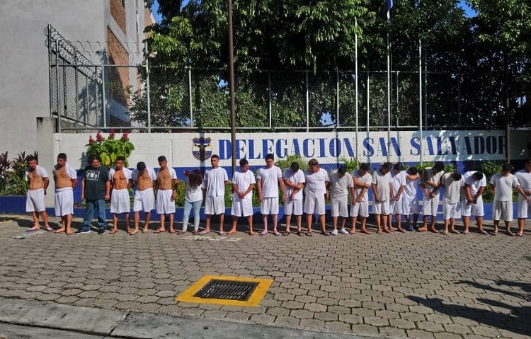 Detienen a sujeto que “sostenía relaciones sexuales” con menor en un bar de San Salvador