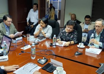 Pretenden prohibir propaganda de partidos políticos en el transporte público