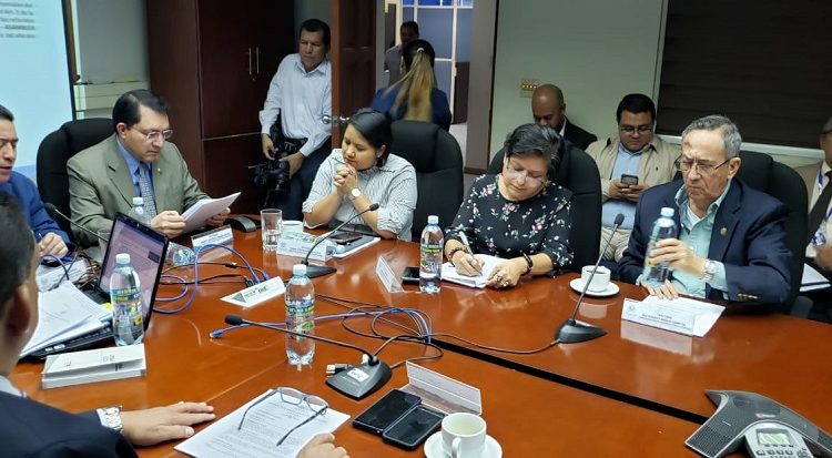 Pretenden prohibir propaganda de partidos políticos en el transporte público